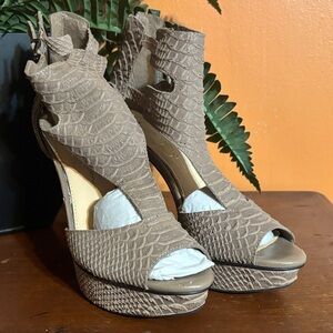 Jessica Simpson Textured Taupe Heels